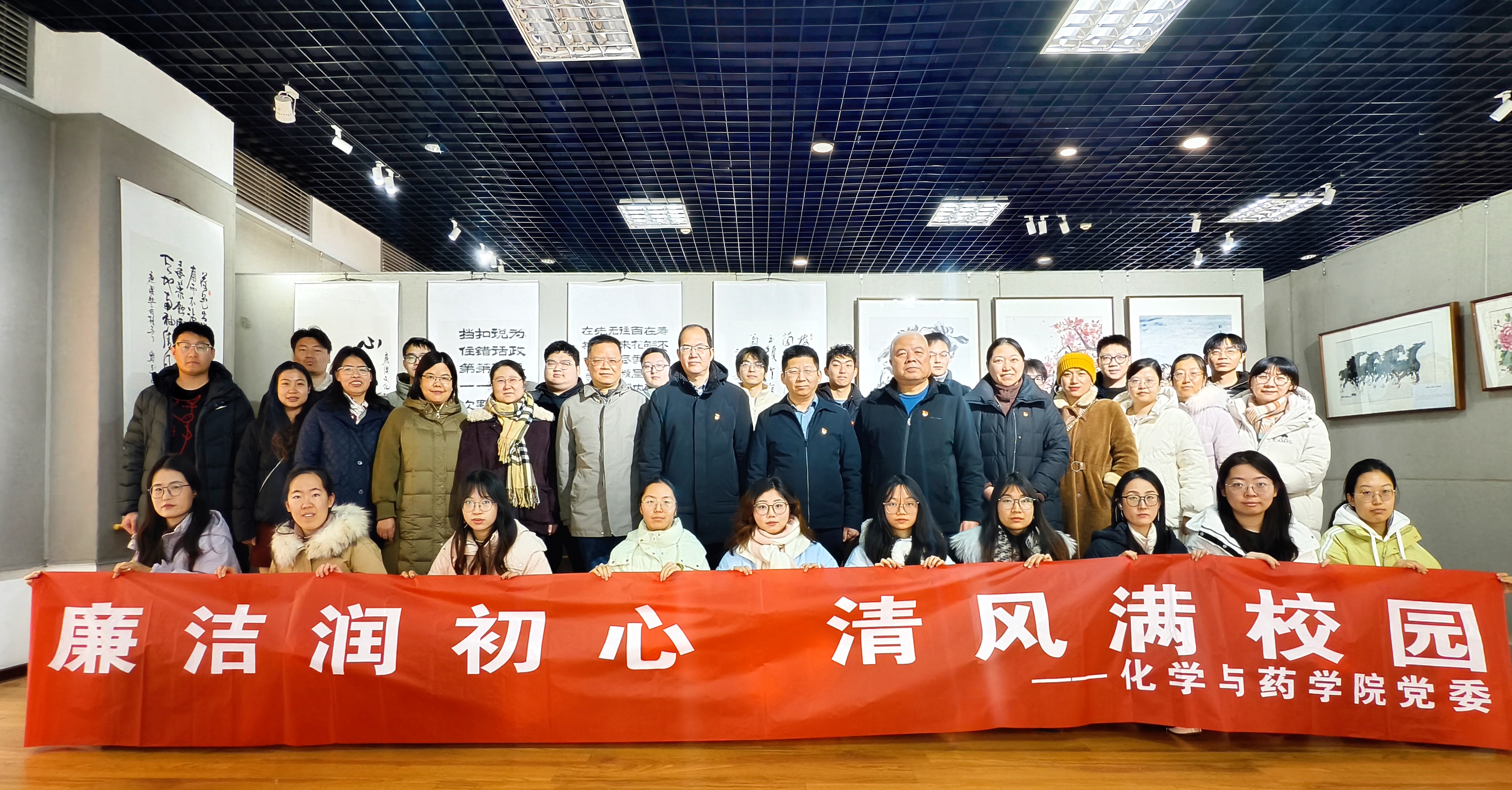 组织师生参观校园廉洁文化艺术作品展