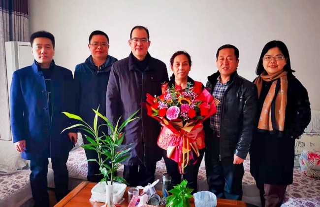 71c8dc49e7b24e54b30c5960e8b70afb.jpg 看望董秀花老师.jpg