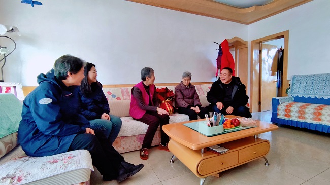 a83582639e5446e996657ec8c3509b6e.jpg 看望齐兰兰老师.jpg